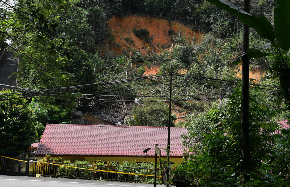 After Kg Palimbayan was reduced to rubble due to nearby landslides, its residents have been sheltering at SK Sg Penchala as they wait for the authorities to decide their fate. – Bernama pic, December 30, 2021