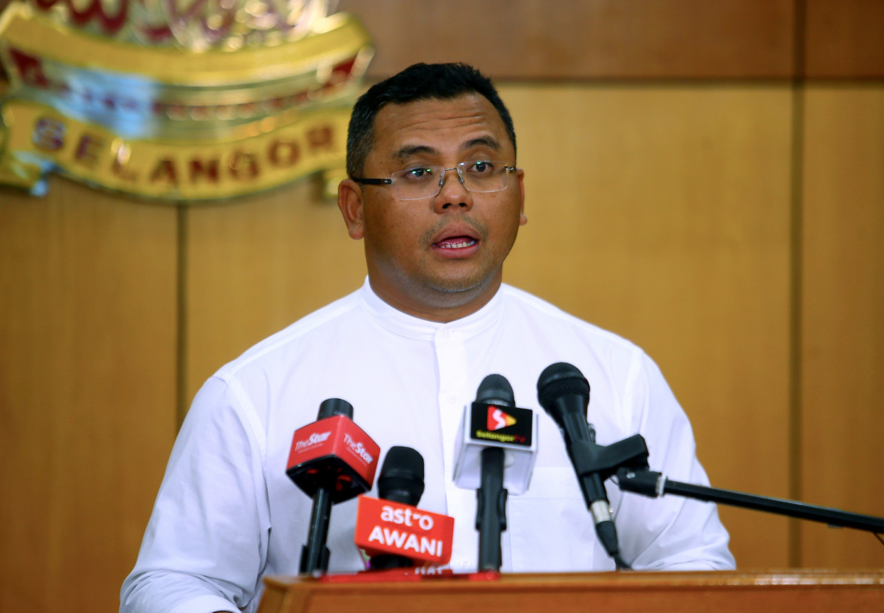 Selangor Menteri Besar Datuk Seri Amirudin Shari (pic) had earlier said that the land-clearing works in Selangor’s forest reserves were done ‘without approval’. Clarifying the matter, his aide Jay Jay Denis says that Amirudin was referring to a lack of approval from the state Forestry Department to begin clearing state land, not the absence of a permit to work on the project. – Bernama pic, February 6, 2023