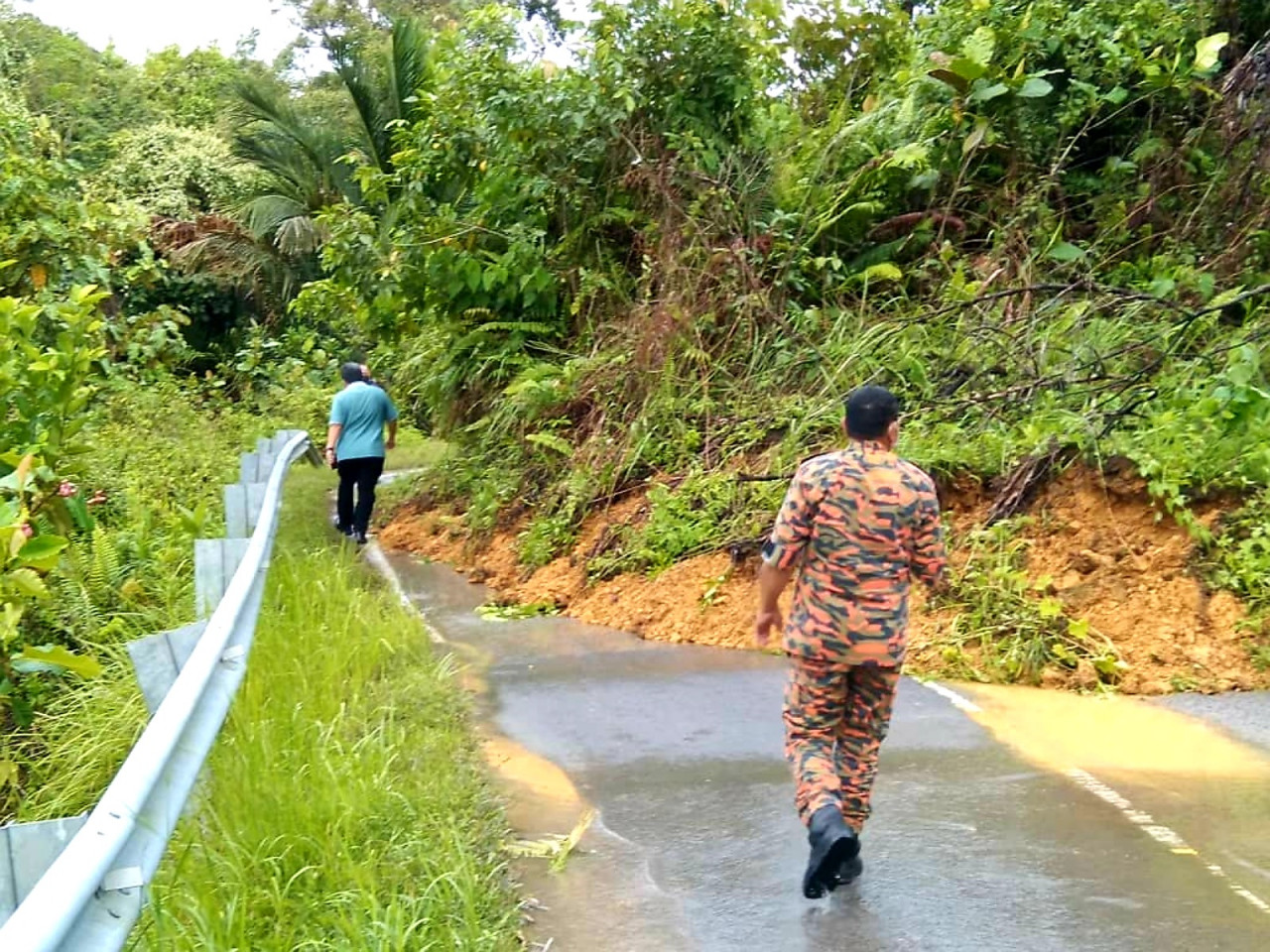 Hillslope erosion is seen here on the Tebedu-Serian road. – Pic courtesy of Sarawak Bomba, January 11, 2022