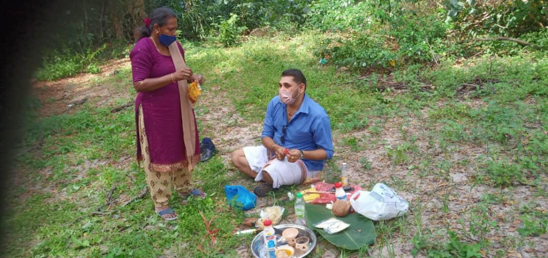 Volunteers from Hindu Sangam Seberang Prai perform the last rites on Kumar Selvadurai’s remains, allegedly on the same day that he died on December 13 last year. – Pic courtesy of David Marshel, February 8, 2022