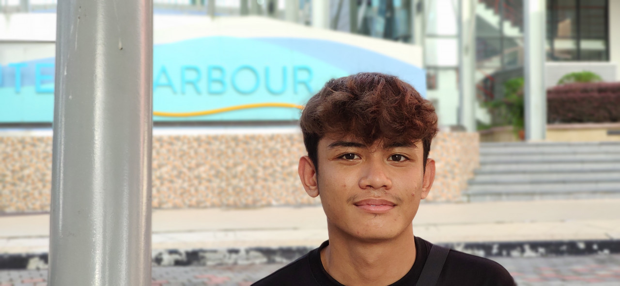 Muhammad Dhamien Haikal, 19, says that with the border’s closure, local businesses are seeing fewer commercial activities. – ARJUN MOHANAKRISHNAN/The Vibes pic, February 22, 2022
