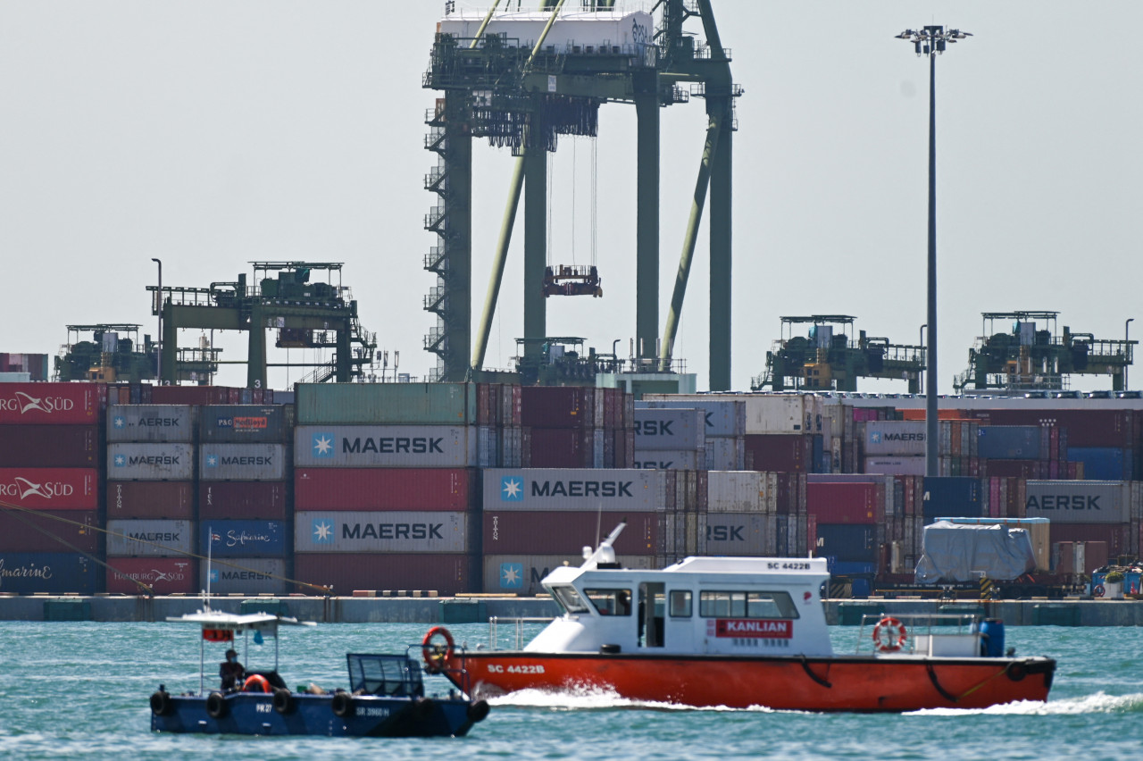 Describing its sanctions on Moscow, Singapore’s Foreign Affairs Ministry says that the ban includes the transfer to Russia of all items on the Military Goods List and all items in the electronics, computers, and telecommunications and information security categories of the Dual-Use Goods List. – AFP pic, March 7, 2022