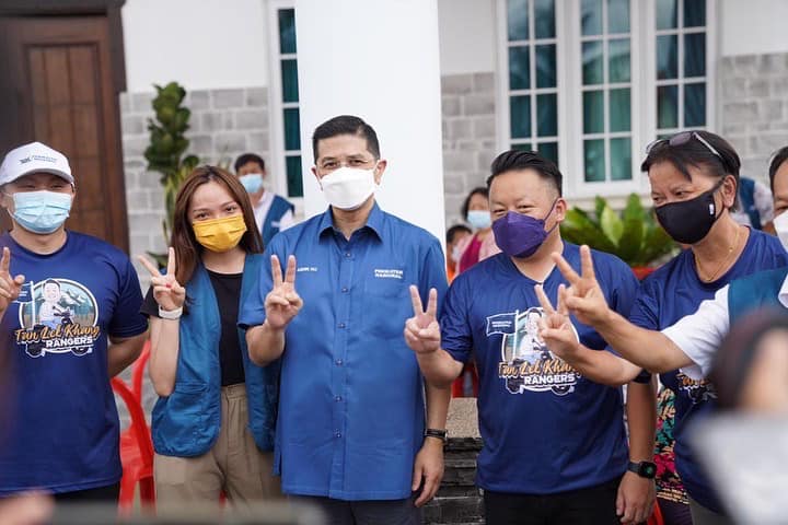 Datuk Seri Mohamed Azmin Ali (centre) says he would leave it to Najib to reconsider taking up his public debate offer so the settlers can be informed of what truly happened, especially issues pertaining to the mismanagement of Felda under Najib. – Azmin Ali, March 6, 2022