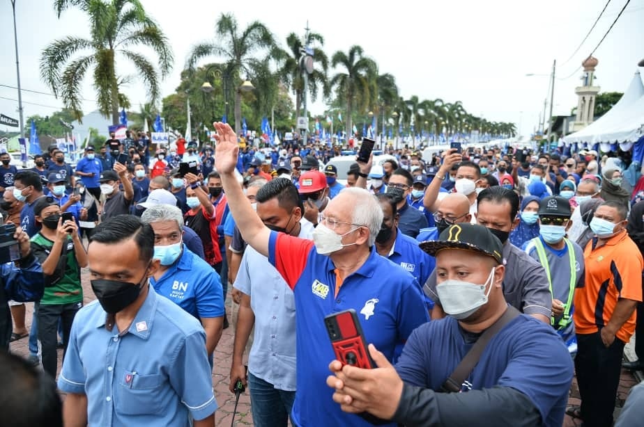 Former prime minister Datuk Seri Najib Razak says he would only debate with Datuk Seri Mohamed Azmin Ali’s boss, PN chairman Tan Sri Muhyiddin Yassin, on the matter. – Najib Razak Facebook pic, March 6, 2022