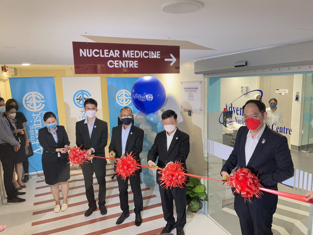 Penang Adventist Hospital CEO Ronald Koh Wah Heng (third from right) says that many patients from other countries, especially Indonesia, are expected to return to Penang to undergo needed treatment that was held off for two years. – RACHEL YEOH/The Vibes pic, March 14, 2022