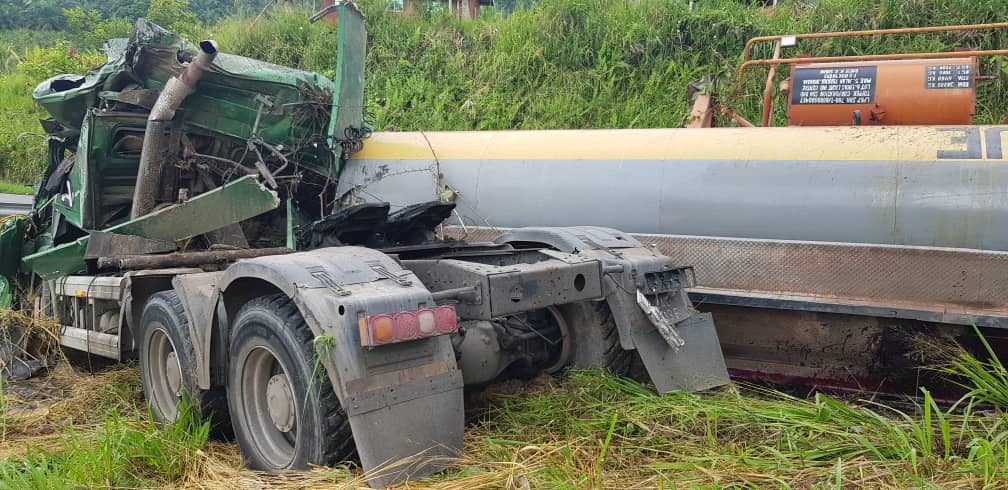 Police say that a trailer carrying glue was heading from Kota Kinabalu to a plywood factory in Sook Keningau when it lost control and overturned on the left side of the road near the Bariawa junction at about 11.40pm on Friday. – Pic courtesy of Sabah Information Department, April 3, 2022