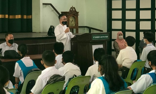 Brother-director of St Xavier’s Institution, Jason Blaikie, welcomes the new Form 1 cohort with a speech, reminding them that they are part of the wider Lasallian family. – St Xavier’s board of governors’ Facebook pic, April 4, 2022