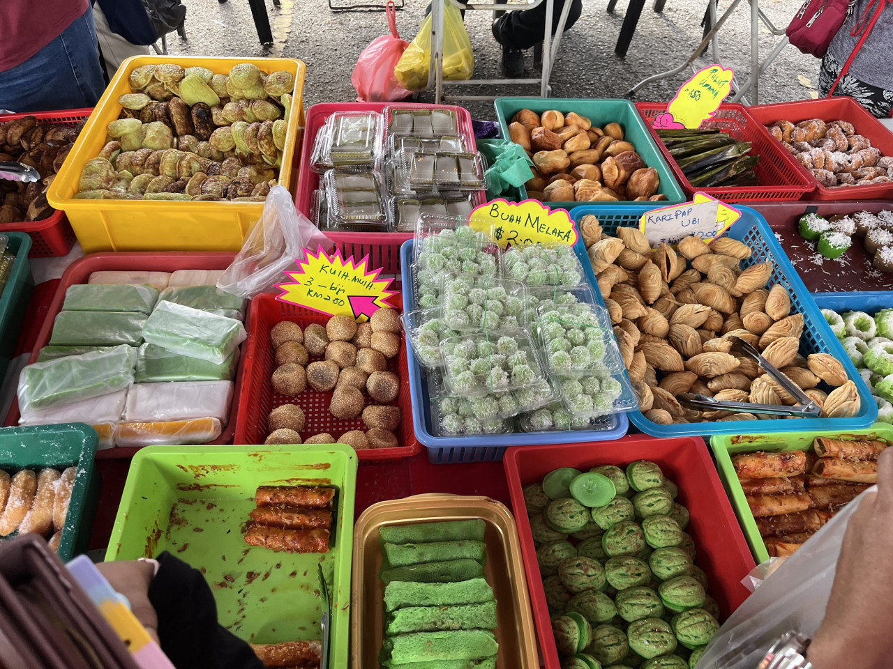 Siti Meriyam Nanyan’s stall sells more than 50 variants of desserts, ranging from onde-onde to steamed huat kuih and cream puffs. – RACHEL YEOH/The Vibes pic, April 9, 2022