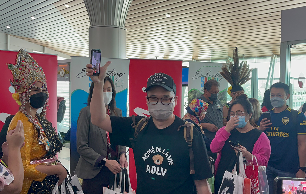 Sabah’s first international visitor waves as he arrives at the Kota Kinabalu International Airport today. – JASON SANTOS/The Vibes pic, April 16, 2022