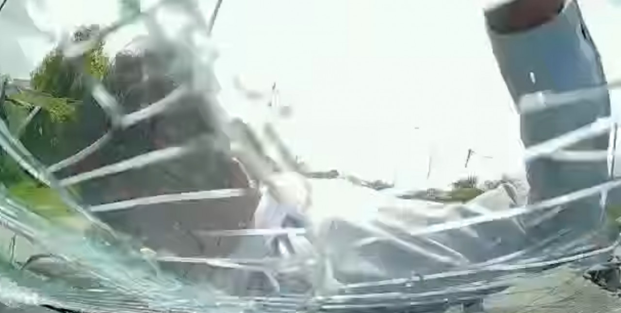 It is believed that the victim was attempting to seek monetary compensation from the driver for the ‘accident’. – Screen grab pic, April 17, 2022