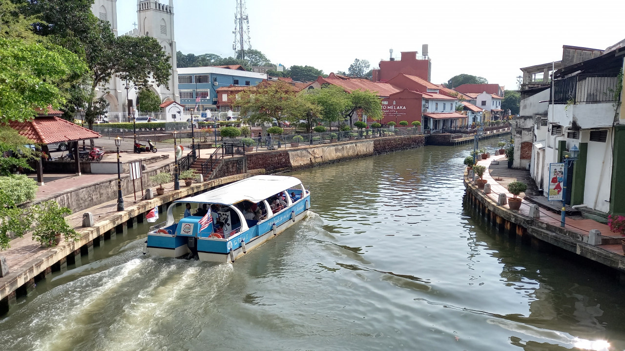The Sg Melaka river is a central waterway along the heart of old Melaka town and a popular attraction for visitors of the heritage site. – HIMANSHU BHATT/The Vibes pic, April 17, 2022