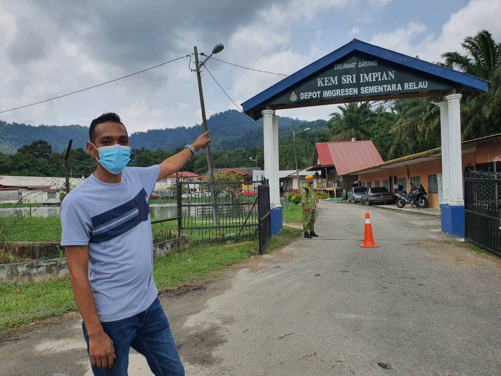 Kg Relau resident Syamsuddin Che Adni says he saw the six foreigners trying to cross the North-South Expressway before they were hit by a trailer, adding that residents tried to warn them against crossing. – SOFIA NASIR/The Vibes pic, April 20, 2022