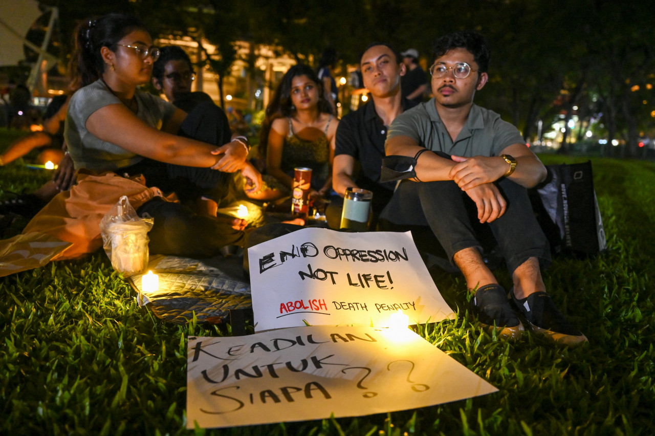 People with placards and lights during a vigil for Nagaenthran K. Dharmalingam, sentenced to death for trafficking heroin into Singapore, at Speakers’ Corner in Singapore last night. – AFP pic, April 26, 2022