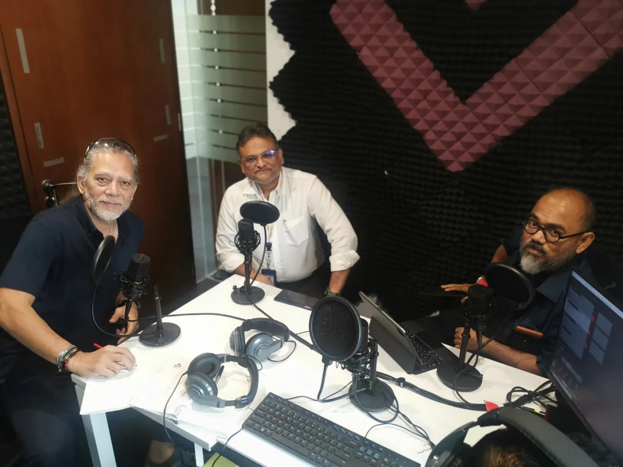 This episode discusses the apparent trend of politicians challenging each other to public debates, such as the upcoming one called on by opposition leader Datuk Seri Anwar Ibrahim against Datuk Seri Najib Razak over financially troubled oil and gas firm Sapura Energy Bhd. – SHAZMIN SHAMSUDDIN/The Vibes pic, April 30, 2022