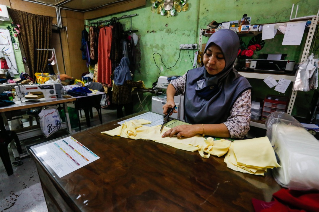 Rozlina says she had to resort to selling hijab that she sewed herself during the first MCO two years ago, and due to the encouraging response she received from consumers, she continues to market the garment to this day. – SOFIA NASIR/The Vibes pic, May 4, 2022