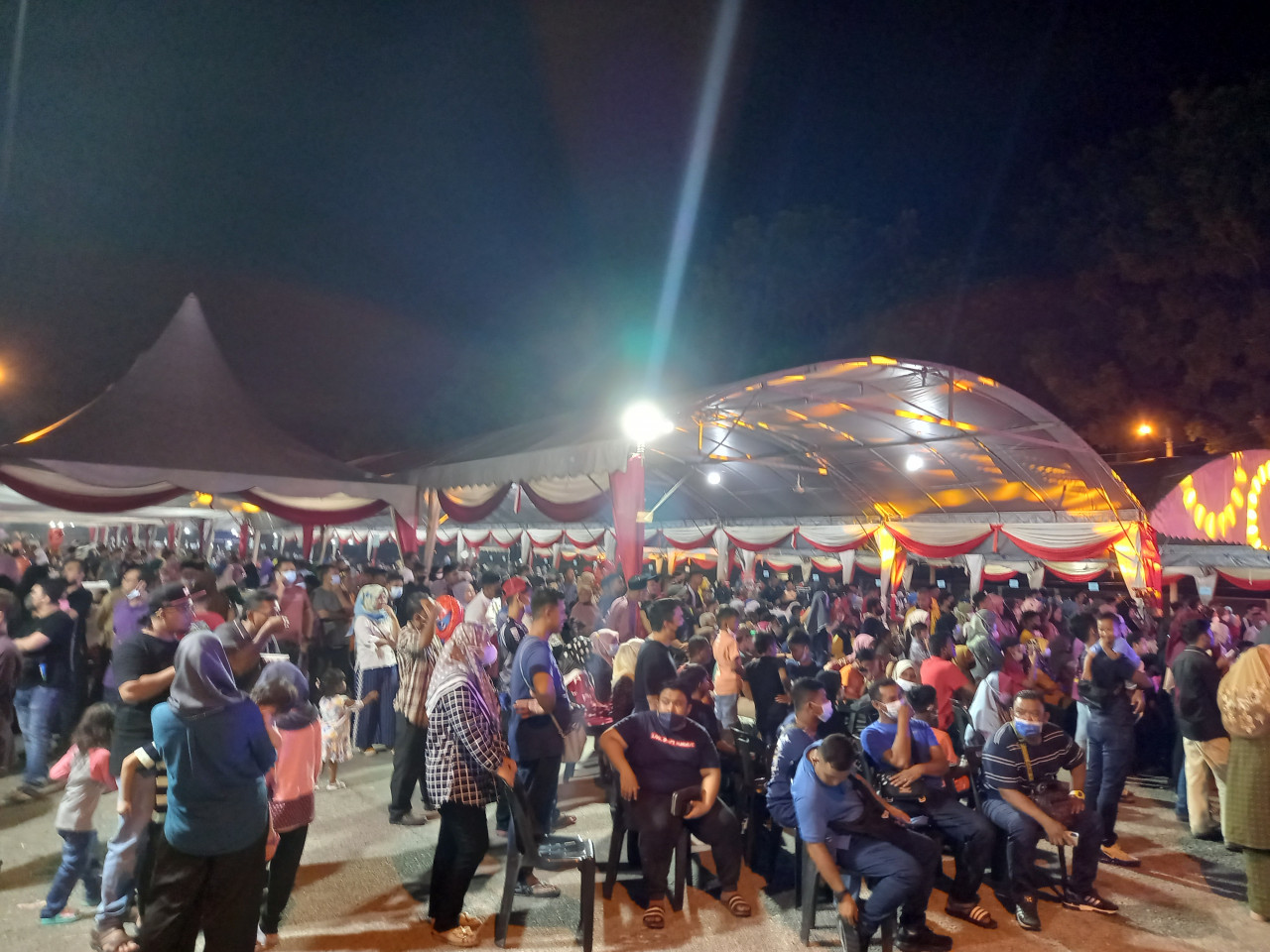 Guests enjoy themselves at the Kepala Batas parliamentary constituency Hari Raya Aidilfitri open house at the Umno office here last night. – ARULLDAS SINNAPPAN/The Vibes pic, May 8, 2022