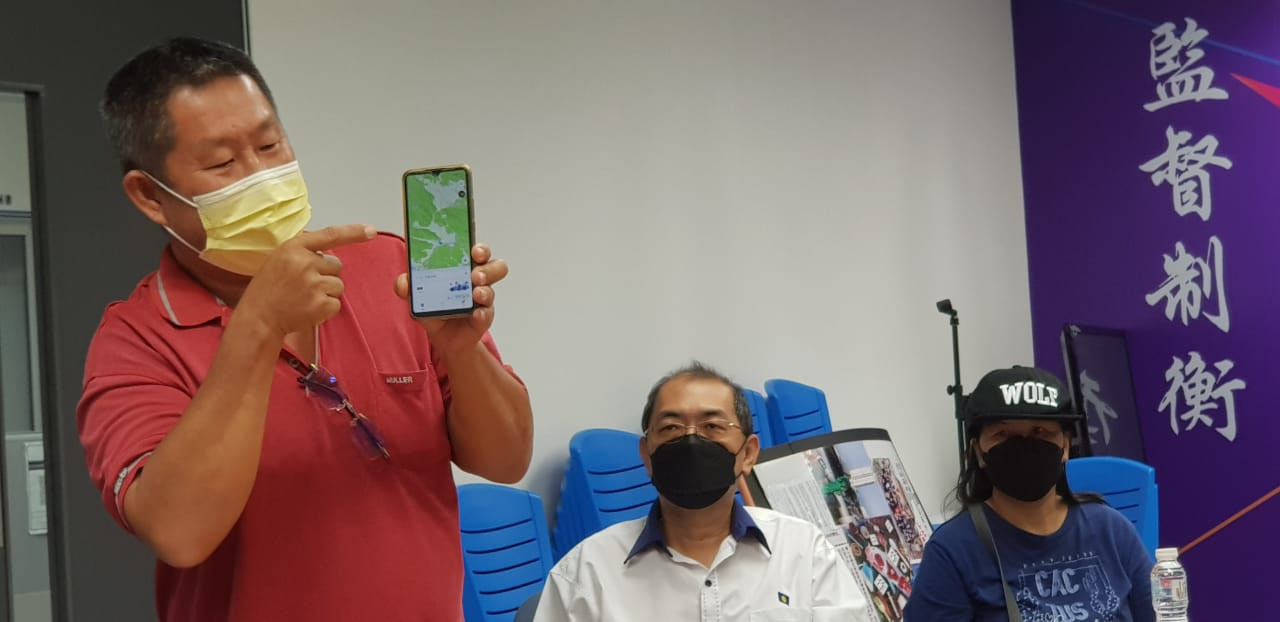 Lim Soon Peng shows a location where his son, Lim Zi Xin, was last spotted based on his mobile phone record. – IAN MCINTYRE/The Vibes pic, May 11, 2022