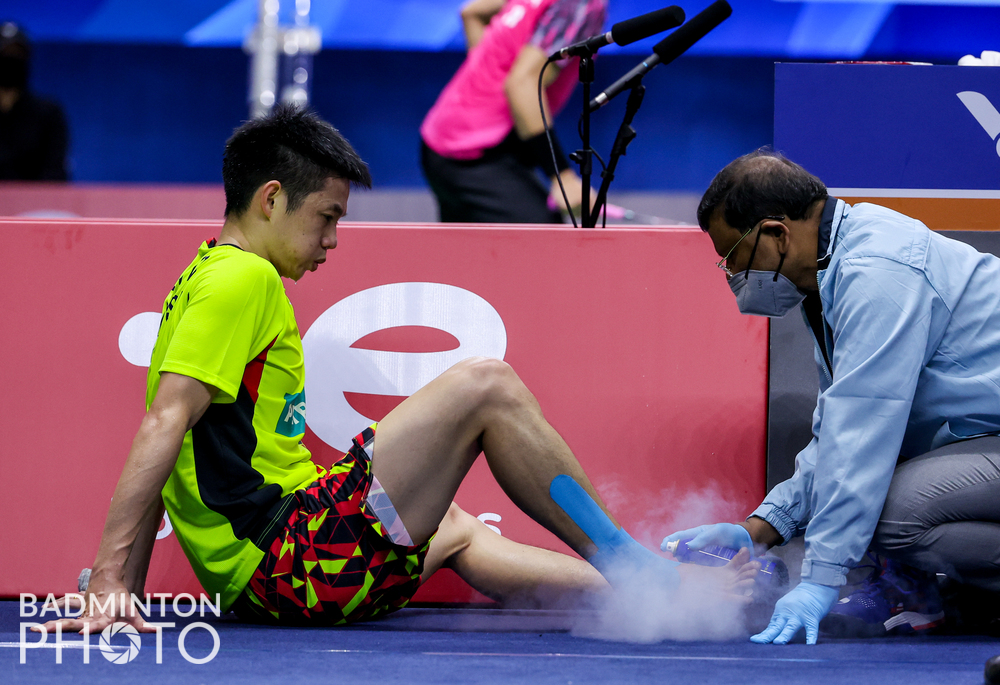Liew Daren being given minor medical treatment after landing awkwardly from a jump in the middle of his second set against Kanta Tsuneyama. – The Vibes pic, May 12, 2022