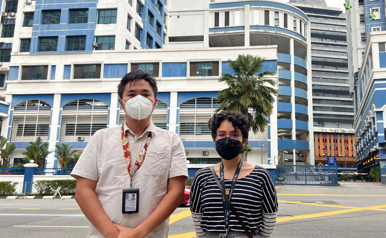 The Vibes’ Lancelot Theseira and Qistina Nadia Dzulqarnain pose in front of the Dang Wangi district police headquarters after lodging a report on the incident at Pudu UTC, which occured this morning. – The Vibes pic, May 14, 2022