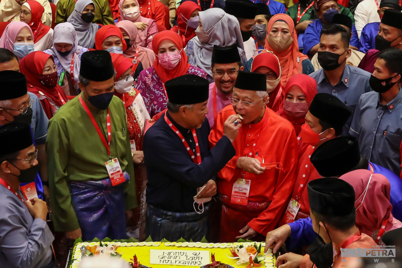 Umno president Datuk Seri Ahmad Zahid Hamidi feeds pulut to Prime Minister Datuk Seri Ismail Sabri Yaakob at the party’s special general assembly today. – AZIM RAHMAN/The Vibes pic, May 15, 2022