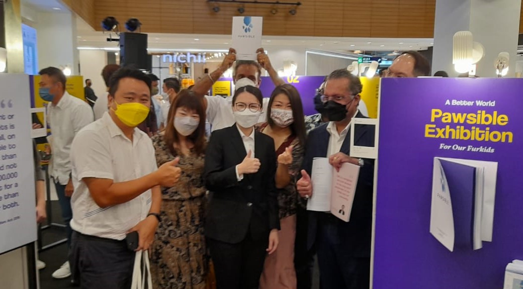 Penang DAP leaders pose with the party’s state secretary Connie Chan (centre) at the launch of her book on handling stray domesticated animals at Gurney Plaza mall, George Town, today. – Penang Hyperlocal courtesy pic, May 16, 2022