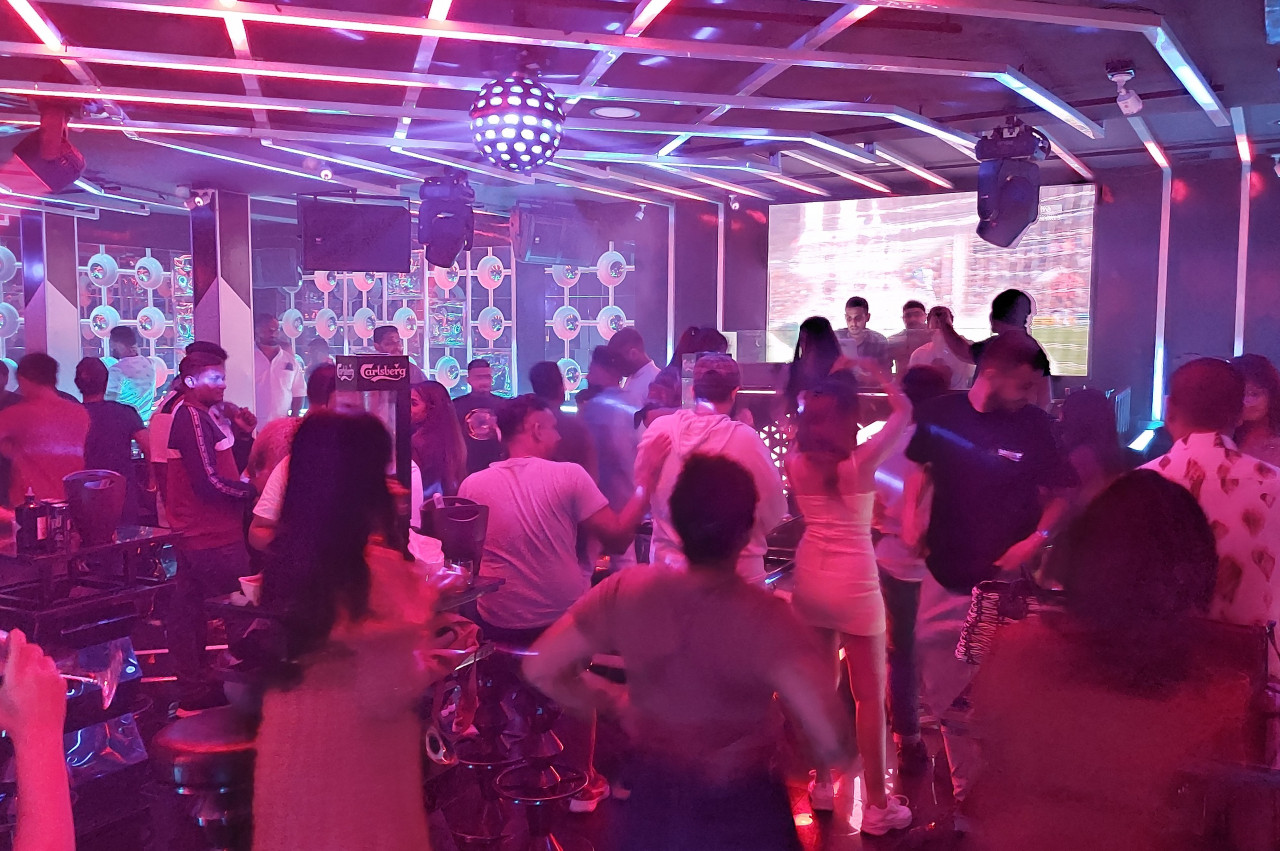 Patrons of the LIT nightclub crowd the dance floor on Sunday night as full capacity is allowed on dance floors again. From last Saturday onwards, there have been no restrictions on dancing in clubs. – A. AZIM IDRIS/The Vibes pic, May 17, 2022