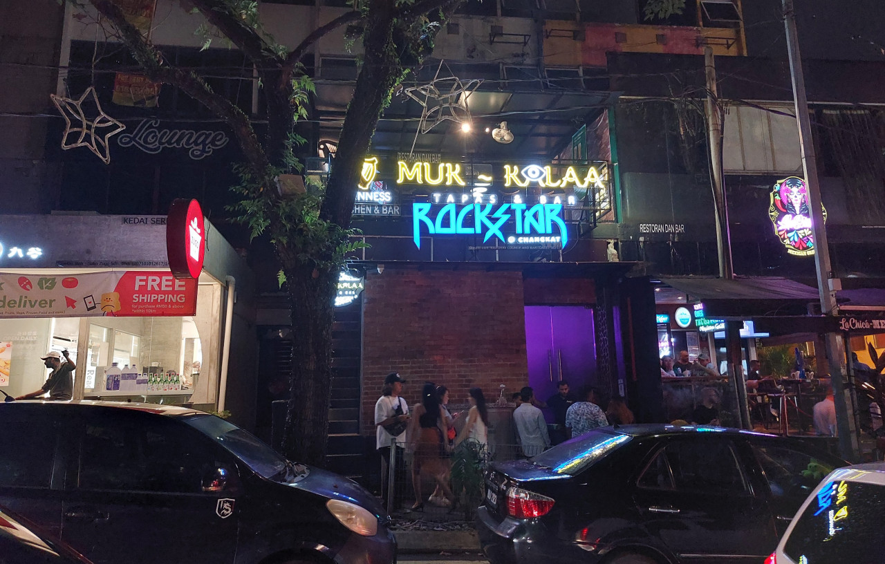 The exterior of the Rockstar Changkat nightclub at Changkat Bukit Bintang, Kuala Lumpur. Manager Alfaisal Zulkarnain says customers faced difficulties trying to enter the premises as their risk statuses on the MySejahtera app took a while to be updated. – A. AZIM IDRIS/The Vibes pic, May 17, 2022