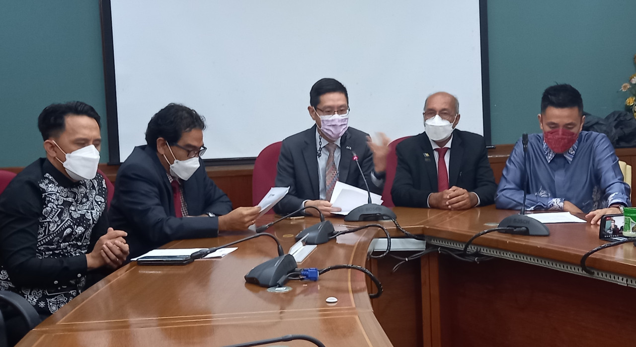 As a short-term measure, PBAPP is planning to maximise water treatment at its nine water treatment plants in the state, Zairil says at a press conference in George Town today. – ARULLDAS SINNAPPAN/The Vibes pic, June 2, 2022
