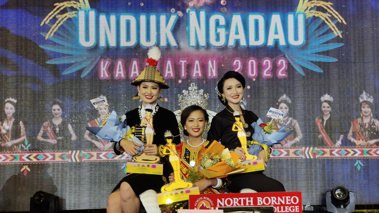 Frenerietta Sobitun (seated) with the Unduk Ngadau 2022 crown, with runner-up Esther Marius (left) and Deedee Cassendra (right) who emerged third. – Pic courtesy of Kaamatan Harvest Festival Committee, May 31, 2022