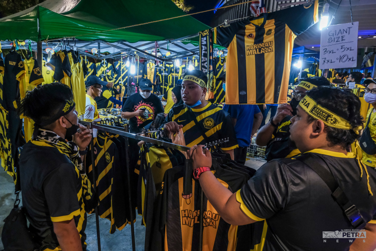 Jersey sellers display their wares at the outer perimeter of the Bukit Jalil National Stadium. – ABDUL RAZAK LATIF/The Vibes pic, June 8, 2022