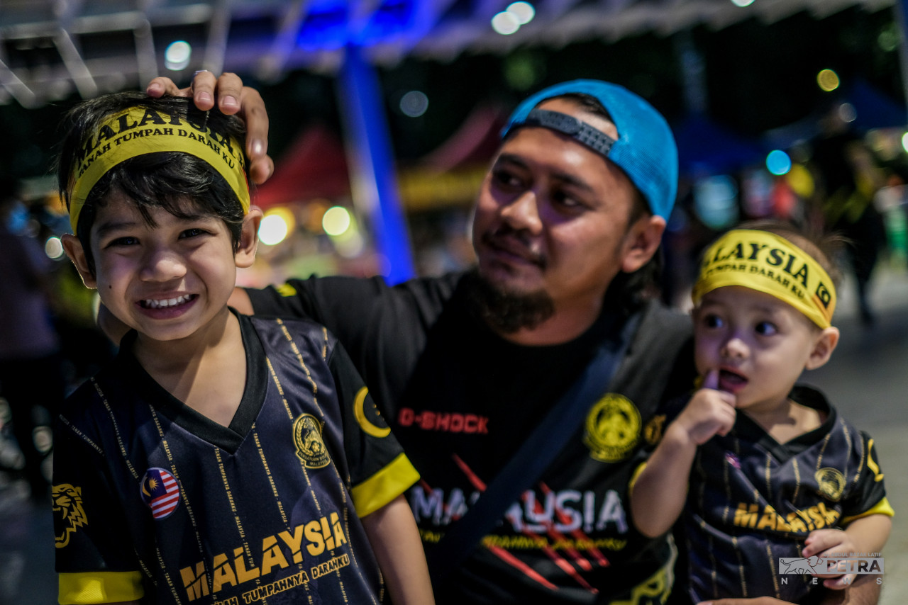 Young Harimau Malaya fans ecstatic at being able to support the team in their Asian Cup qualifier against Turkmenistan tonight. – ABDUL RAZAK LATIF/The Vibes pic, June 8, 2022