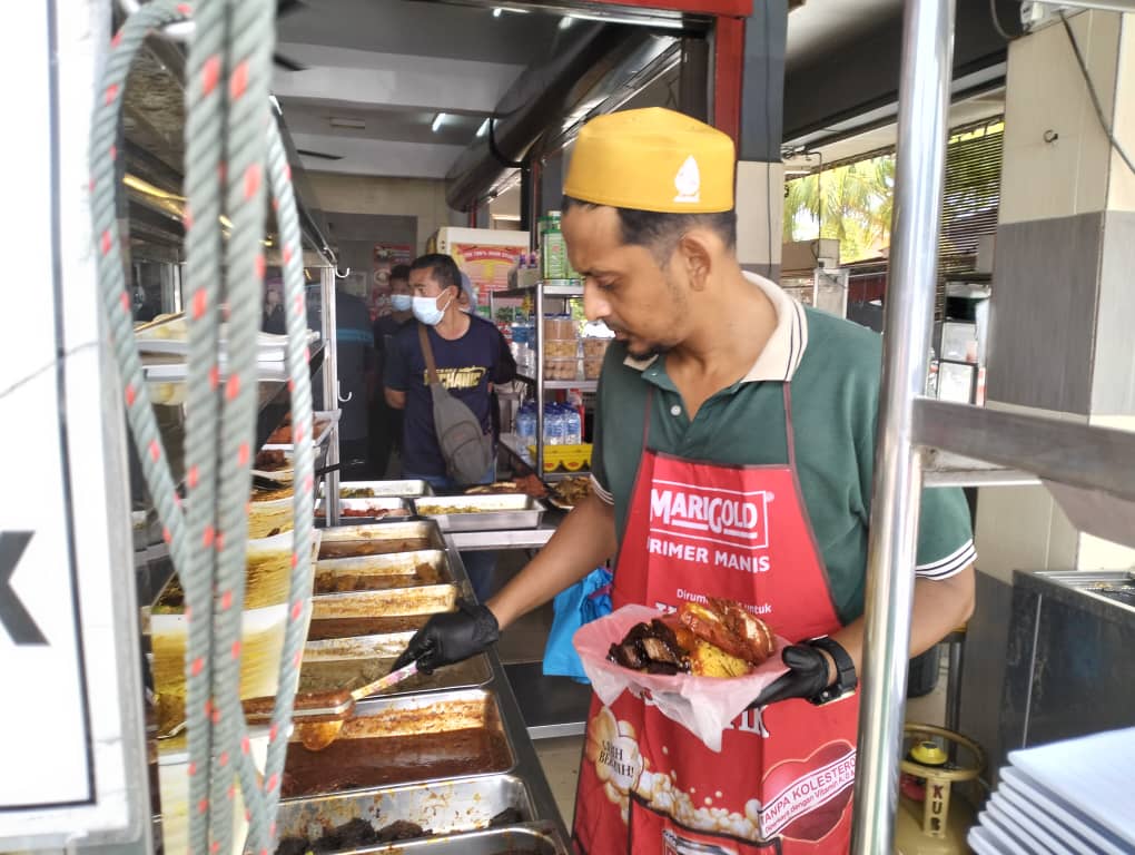 Mohamed Ibrahim Haliggul Jaman, owner of Restoran Mee Sham and Roti Doll in Alor Star, Kedah, says he does not plan to raise his prices as high customer volume has allowed him to absorb rising material costs. – The Vibes pic, June 11, 2022
