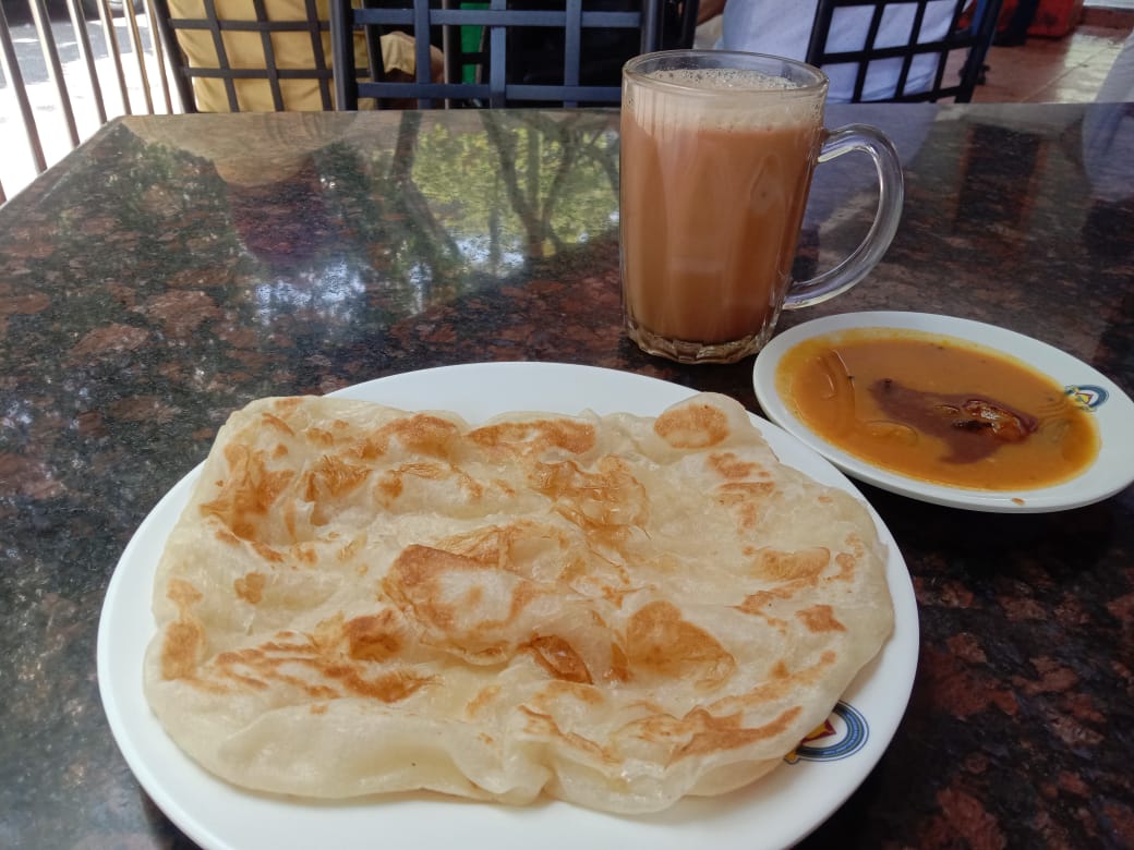 A simple Malaysian meal of roti canai served with dhal and teh tarik. Soaring flour prices, due to factors such as India’s ban on wheat exports, have forced many restaurant operators to raise prices for the humble dish. – The Vibes pic, June 11, 2022