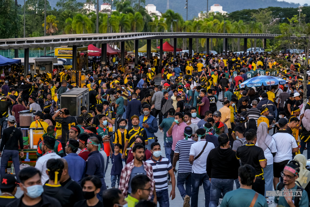 Fans of both teams throng the national stadium’s outer perimeter ahead of the game to buy snacks and drinks. – ABDUL RAZAK LATIF/The Vibes pic, June 14, 2022