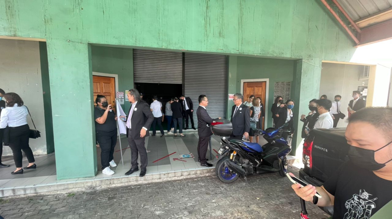 Lawyers at the Damai Multipurpose Hall in Kota Kinabalu, Sabah. The group of around 30 lawyers are expected to start their 2.3km walk at 10.30am. – JASON SANTOS/The Vibes pic, June 17, 2022