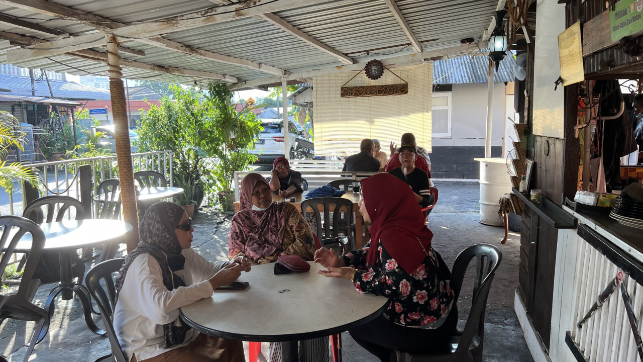 Kg Sg Baru residents at a roadside stall that faces demolition to make way for a mammoth redevelopment project. – LANCELOT THESEIRA/The Vibes pic, June 21, 2022