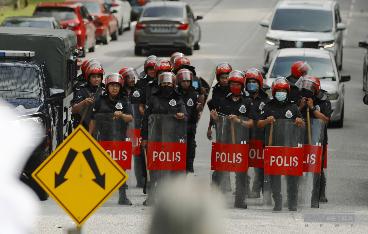 Members of the police force’s Light Strike Force clad in full riot gear, ready to prevent Malaysian Bar members from walking to Parliament. – SYEDA IMRAN/The Vibes pic, June 25, 2022