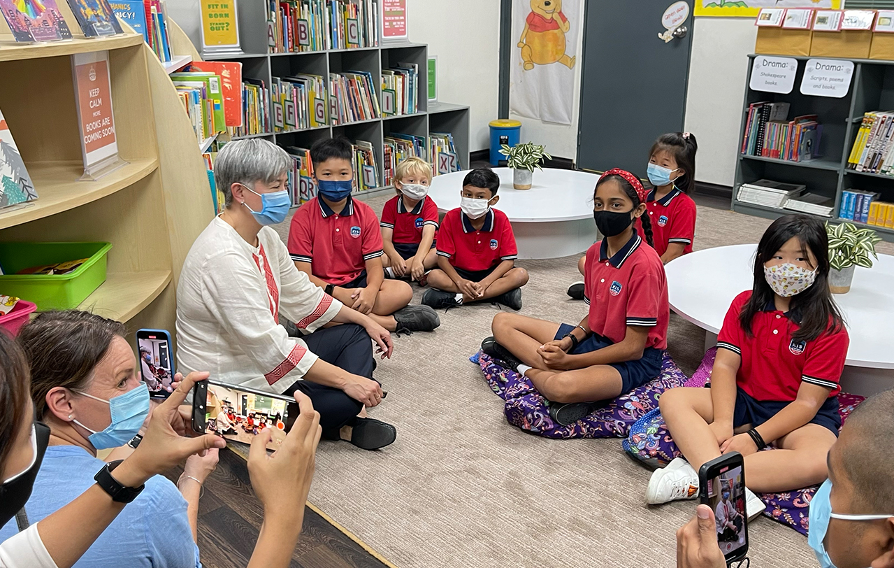 Several Kinabalu International School students talk to Penny Wong at the school’s library. Wong had attended the school as a child before moving to Australia. – JASON SANTOS/The Vibes pic, June 30, 2022 