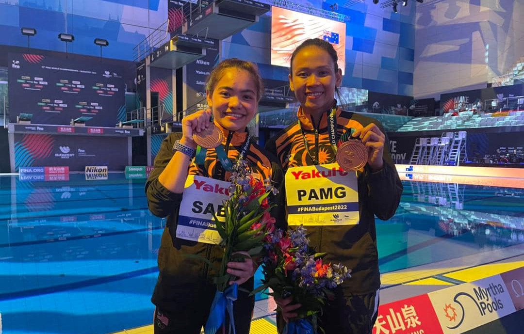National divers Nur Dhabitah Sabri (left) and Datuk Pandelela Rinong Pamg wish everyone a good Raya with their families, and to stay safe on the highway this festive season. – @TeamMsia Twitter pic, April 22, 2023