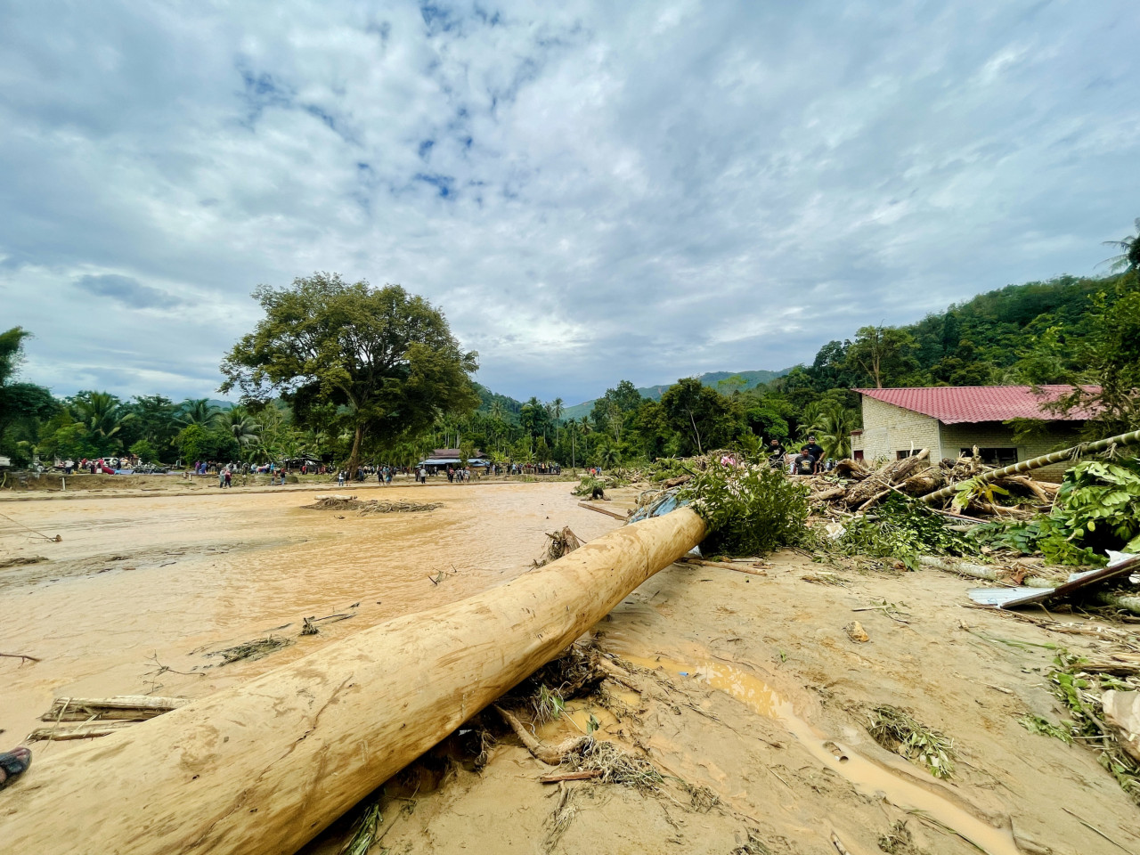 Locals watched on from a safe distance as the flood knocked down a tree and caused roads to be inaccessible. – SOFIA NASIR/The Vibes pic, July 5, 2022