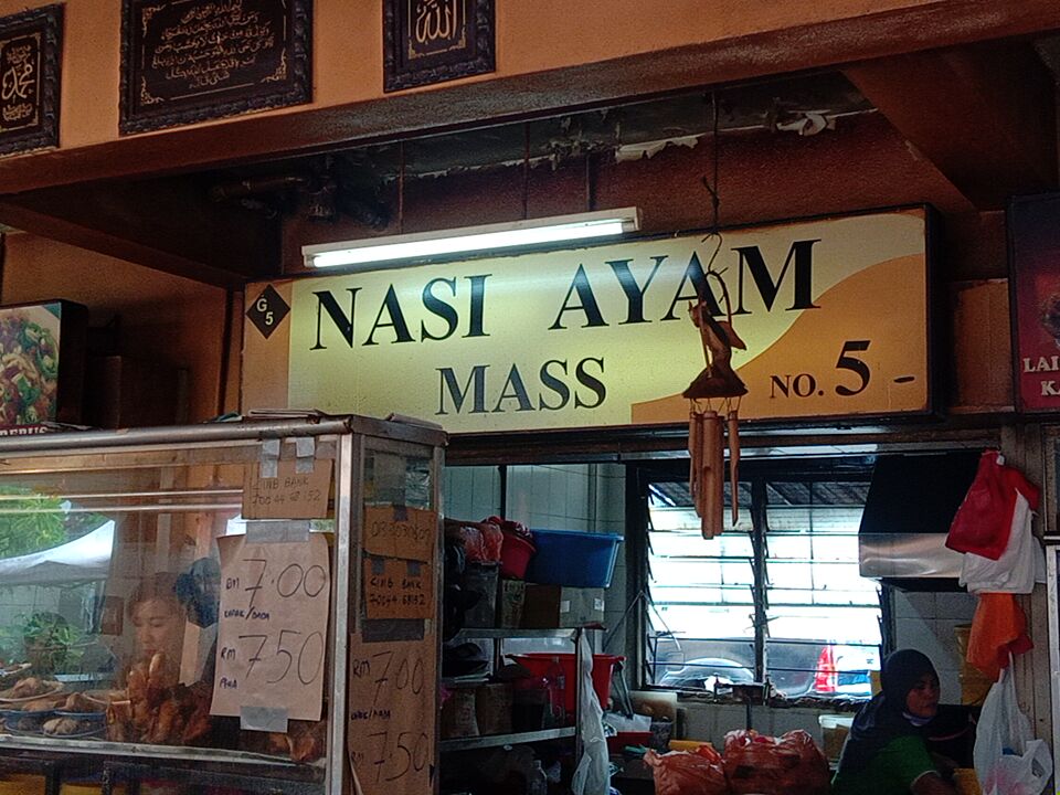 A chicken rice seller at Nasi Ayam Mass in Medan Selera, Taman Setiawangsa says he fears raising the price for the dish at his stall would push customers to his competitors. – QISTINA NADIA DZULQARNAIN/The Vibes pic, July 11, 2022