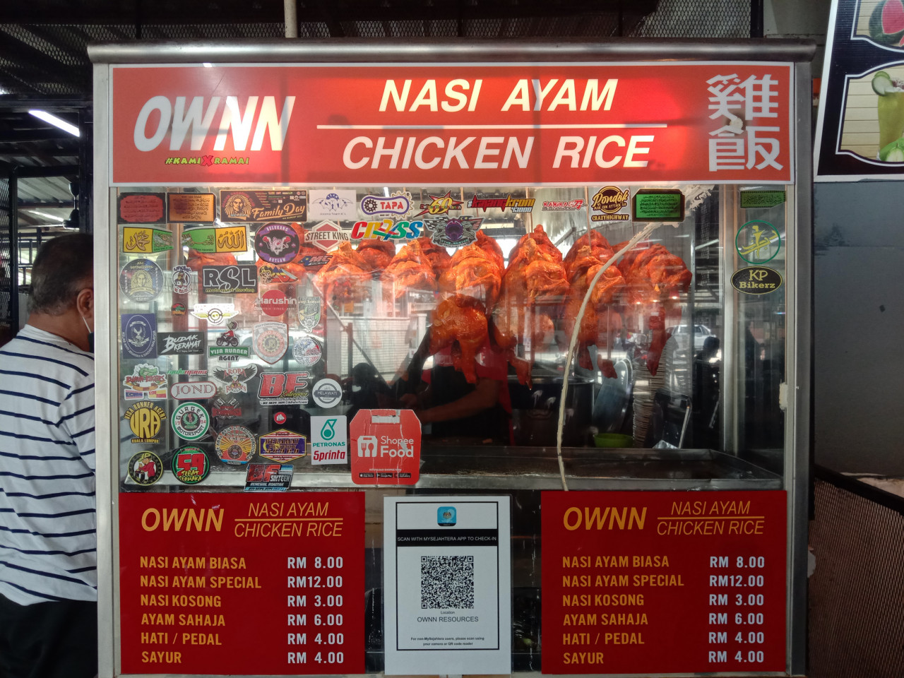 Chicken rice sellers surveyed by The Vibes insist they will not reduce their portion sizes to make up for increasing costs, citing product consistency as key to retaining customers. – QISTINA NADIA DZULQARNAIN/The Vibes pic, July 11, 2022