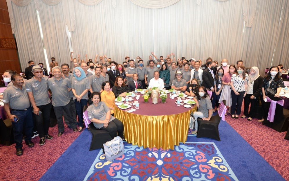 Datuk Ahirudin Attan (seated, third right) with Datuk Joniston Bangkuai (seated, fourth right) at the Sabah Maju Jaya briefing session at the Sabah Administration Centre here, today. – Sabah Chief Minister’s Department pic, July 15, 2022