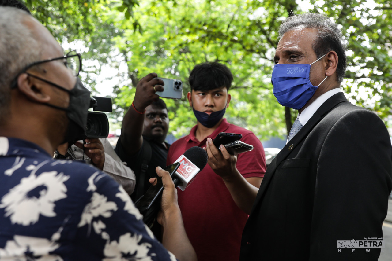 Rizal van Geyzel’s lawyer Ramkarpal Singh (right) says police were denied their request for four days’ remand, instead being granted only one day. – SAIRIEN NAFIS/The Vibes pic, July 15, 2022