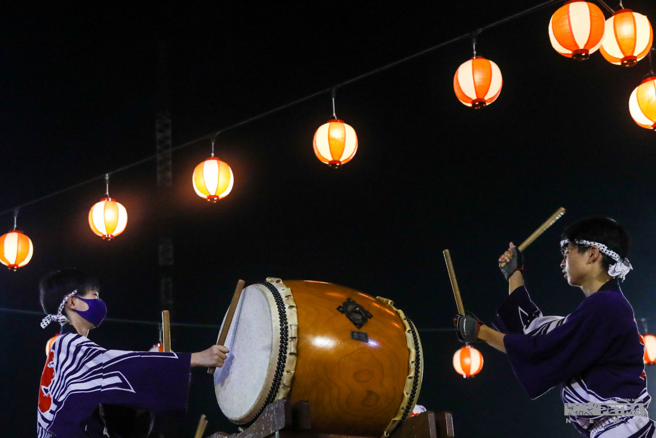 A taiko drum performance held to entertain visitors to the Bon Odori Festival in Shah Alam yesterday. – SAIRIEN NAFIS/The Vibes pic, July 17, 2022