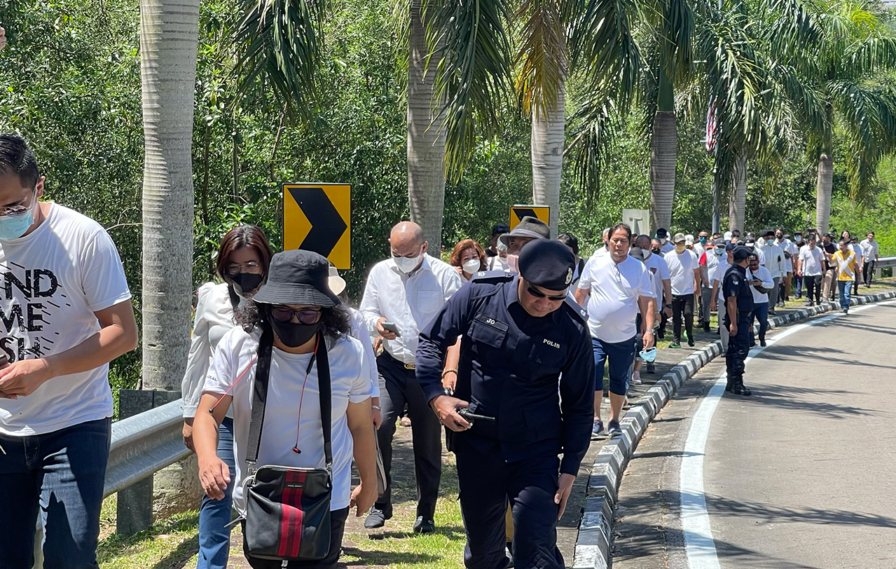 Around 50 Solidariti Anak Sabah members gathered near the Sabah assembly and walked towards the building. – JASON SANTOS/The Vibes pic, July 19, 2022 