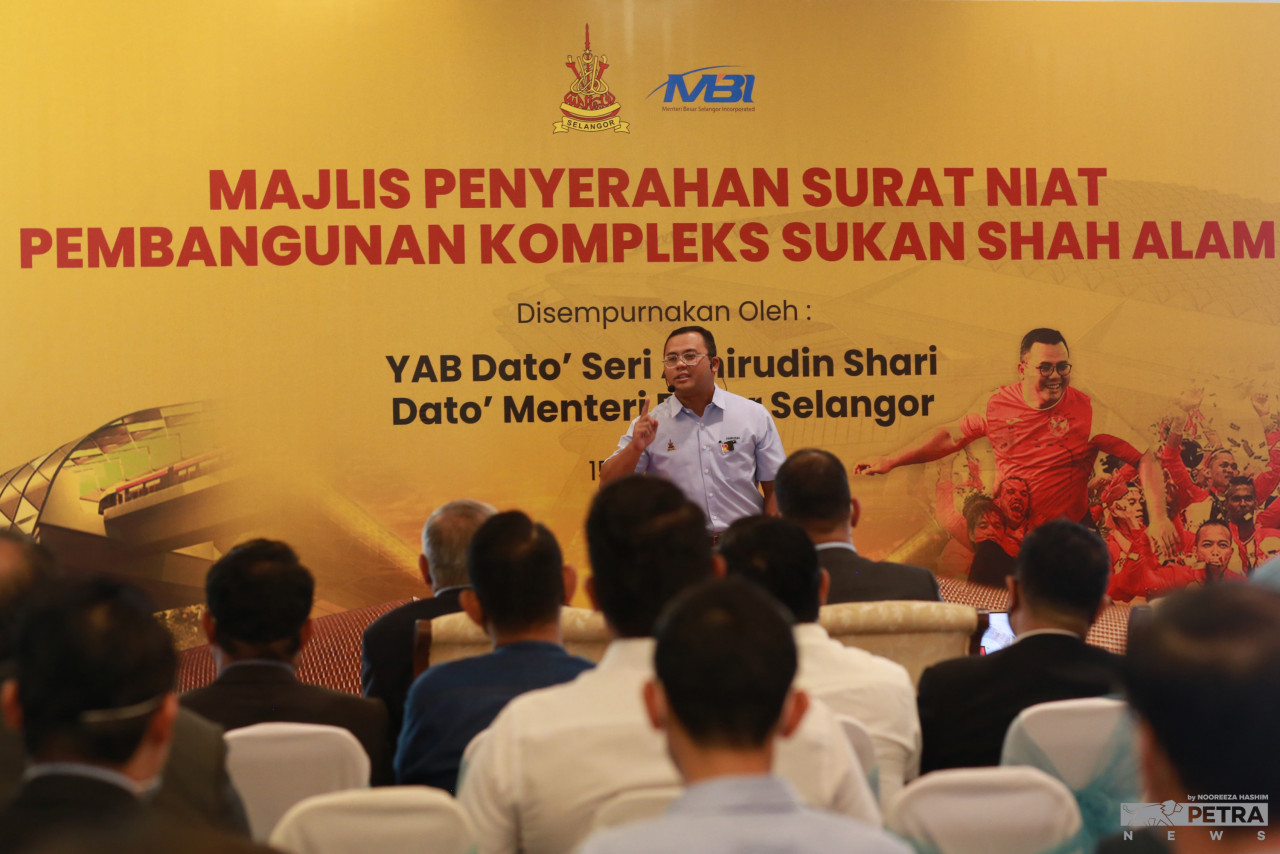 Selangor Menteri Besar Datuk Seri Amirudin Shari, seen here speaking at the ceremony for the handing over of the letter of intent to MRCB, says the firm was chosen for the project due to its strong financials and track record. – NOOREEZA HASHIM/The Vibes pic, July 22, 2022