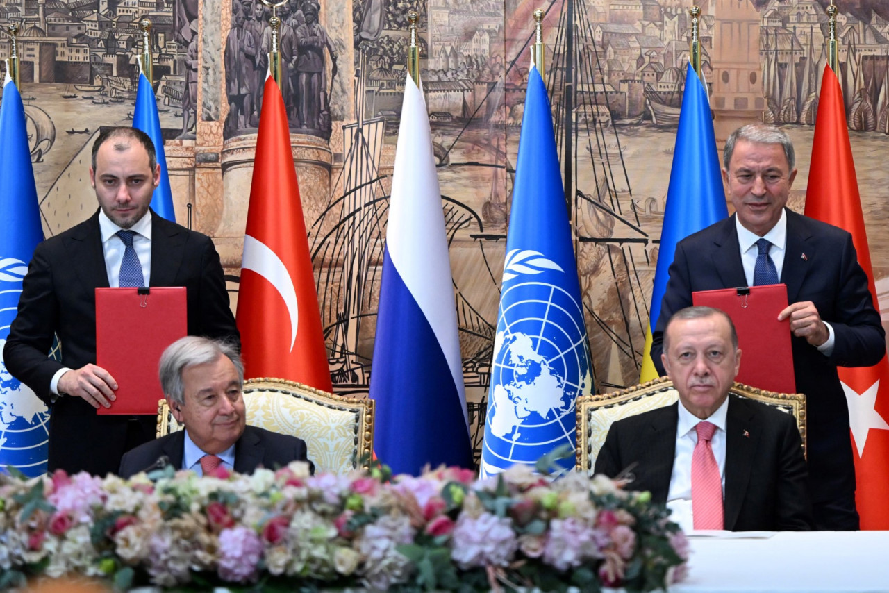 (From left to right) Ukraine’s Infrastructure Minister Oleksandr Kubrakov, UN Secretary-General Antonio Guterres, Turkish President Recep Tayyip Erdogan and Turkish Defence Minister Hulusi Akar attend a signature ceremony of an initiative on the safe transportation of grain and foodstuffs from Ukrainian ports, in Istanbul, today. – AFP pic, July 23, 2022 