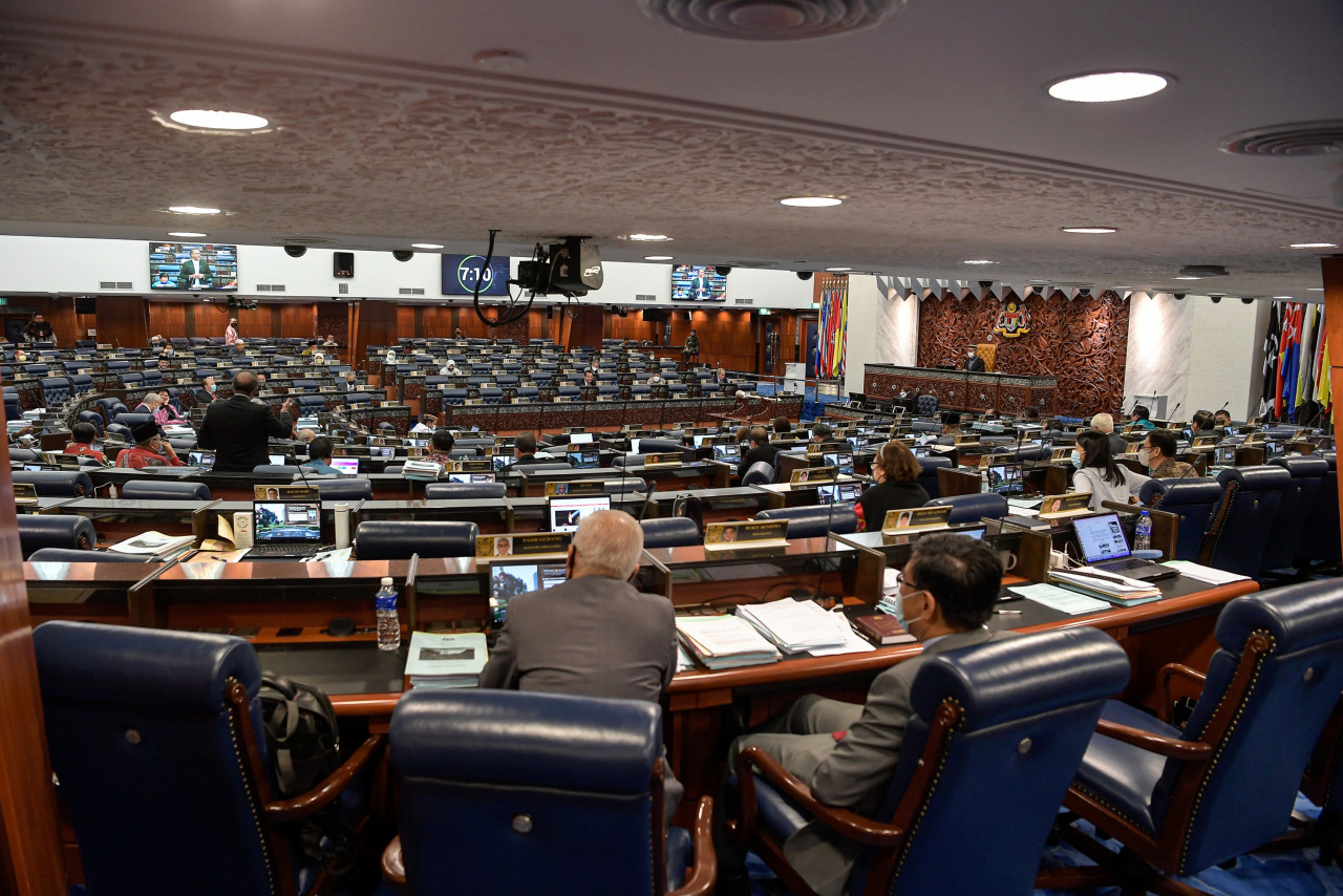 A source says the dissolution of Parliament will trigger a number of incumbent MPs to switch parties in time for the general election. – Bernama pic, October 5, 2022