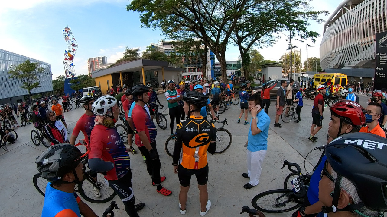 Bemused cyclists turn to an unidentified official (in blue shirt) for answers after the organiser of two cycling activities at Axiata Arena, Bukit Jalil in Selangor failed to turn up. – Pic courtesy of Alvin Wong, August 4, 2022